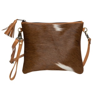 Prêt à expédier sac fourre-tout à bandoulière de Bohème occidentale en cuir de vachette véritable avec des cheveux de couleur naturelle décorés de fleurs à glands - Product Image 1