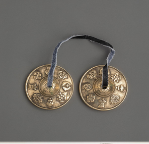 Platillos Tingsha plateados con mantras en relieve, campanas de meditación espiritual, elegantes, disponibles a precios mayoristas. - Product Image 4