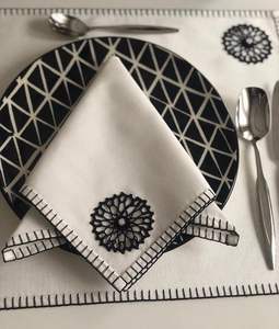 Set de table décoratif en lin brodé fait à la main avec bordure florale pour table de banquet de mariage, design de ferme rustique et élégant - Product Image 2