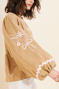 Blusa con botones bordados en beige para mujer con Mangas onduladas y detalles florales con diseño de lazo Vintage ODM - Product Image 4