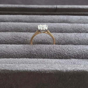 Anillo de Dos Tonos con Diamante de Laboratorio de 1.50ct, Corte Esmeralda SQ, Certificado IGI - Product Image 2