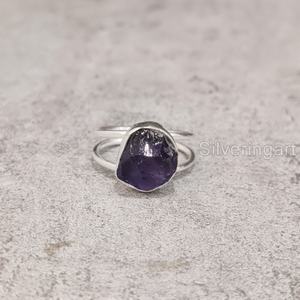 Anillo de plata de ley 925 con piedra natural de amatista en bruto martillada para mujer, joyería de piedra en bruto, para fiesta de cumpleaños de febrero - Product Image 1