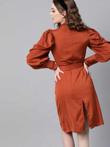 เดรสทรงเอไลน์สีส้มสุดทันสมัย โดดเด่นด้วยดีไซน์ไหล่เด่น เหมาะสำหรับทุกโอกาส - Product Image 5