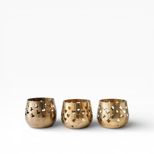 Ensemble de bougeoirs votifs en métal doré avec motif de dentelle découpée complexe pour un style intérieur élégant - Product Image 4