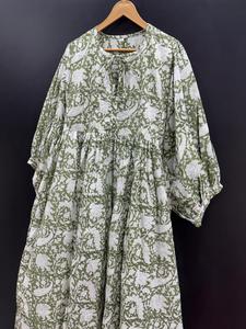 Robe mi-longue d'été en coton imprimé au design unique, silhouette trapèze à pompons pour tenue décontractée de bureau et de week-end, tailles personnalisées disponibles - Product Image 5