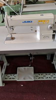 Machine à coudre industrielle à point droit simple aiguille JUKI DDL-5550N d'occasion pour vêtements