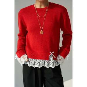 เสื้อสเวตเตอร์สีแดงพร้อมดีเทลลูกไม้ที่แขนเสื้อและชายเสื้อ - Product Image 1