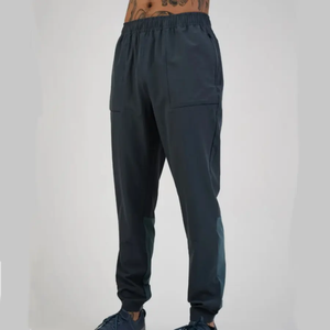 Dernier modèle Conception Sport Active Wear Essentials Coupe-vent Veste de survêtement de yoga et course à pied évasée à séchage rapide avec fermeture éclair pour hommes - Product Image 4