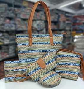 Sacs fourre-tout en coton personnalisés avec plusieurs sacs pochette en coton, trousses de toilette et fabriqués avec des tissus en coton imprimés - Product Image 5