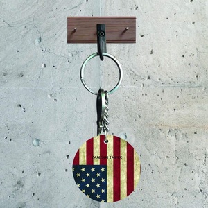 Porte-clés rond en bois personnalisé avec drapeau américain personnalisé gravé USA cadeau patriotique et souvenir - Product Image 2