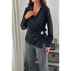 เสื้อเชิ้ตผ้าซาตินสีดำสำหรับผู้หญิง แต่งกระดุม - เสื้อขายส่ง - Product Image 2