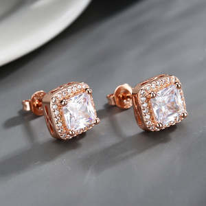 Orecchini a lobo con alone di diamanti simulati taglio Princess in oro 14K su argento sterling, con montatura a castone e motivo geometrico, per matrimoni - Product Image 4