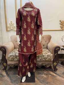 Nuevo trabajo hecho a mano de seda cruda pura de Ssumaira e impreso recto con hermosa Farshi Shalwar y Organza Dupatta en increíbles 2 colores - Product Image 3