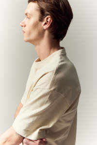 T-shirt à col à revers avec logo personnalisé à prix compétitif 2023 coton T-shirt à manches courtes de couleur beige clair pour hommes 100% - Product Image 2