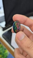 Opale noire d'Éthiopie créée en laboratoire, cabochon. Qualité supérieure. 12,36 carats au total. Jeu de couleurs Feu. Certifié par une tierce partie.