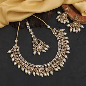 Derniers bijoux indiens de mode exclusifs collier Kundan de mariage lourd ensemble avec boucles d'oreilles maangtikka Collection pour fille