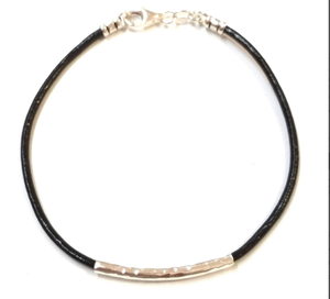 Cordon en cuir véritable noir de 2mm avec bout en argent sterling 925, fermoir et bracelet de surfeur en tube incurvé martelé flottant - Product Image 2