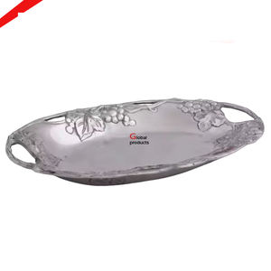 Plateau de service en métal fini argent de forme ovale en relief pour restaurant et bar d'hôtel - Product Image 1