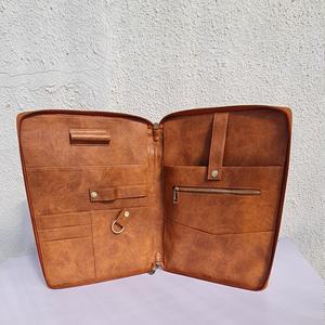 Luxueux organisateur de voyage en cuir véritable A4 fabriqué à la main avec poignée conçu pour une organisation efficace en déplacement - Product Image 1
