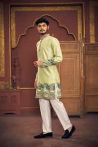 Kurta blanc avec bordure jacquard scénique - Product Image 5
