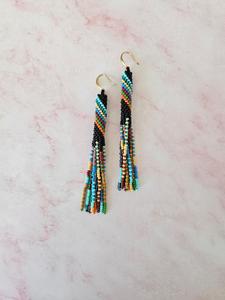 Boucles d'oreilles pendantes légères et élégantes MD Handicrafts pour femmes Motifs de broderie artistiques classiques pour tous les looks de fête - Product Image 4