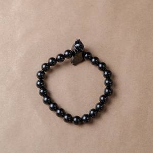 Pulsera de Shungita con 22 cuentas redondas pulidas de 0.32 pulgadas (8 mm) y 1 cuentas de Shungita elite pulida en banda elástica, talla 16-17 - Product Image 3