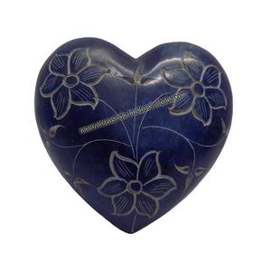 Cœur en pierre à savon sculpté à la main et Design gravé en bleu foncé pour la décoration de bureau et de Table - Product Image 1