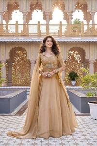 El ajuste, la calidad de la confección y la comodidad de este Lehenga Choli con bordado de 2 colores en colores brillantes, listo para la temporada de monzones, para novias o mujeres. - Product Image 5