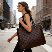 Sac à main en cuir PU pour femmes Sac à main d'été grande capacité Imperméable Sac à bandoulière Motif gaufré Détail rivet Logo personnalisé