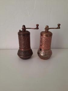 Grand ensemble de poivre de sel en laiton avec col étroit et fini classique conçu pour des tables propres et des espaces esthétiques raffinés - Product Image 5