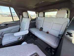 Rojo 2024 C H e V R o L E T Tahoe Z71 4WD con ruedas de aleación Asientos de cuero Sistema de navegación Arranque remoto Android Auto Sunroof - Product Image 6