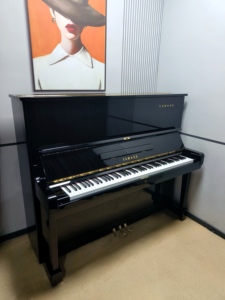 Piano Vertical Acústico de Lujo Profesional Yamaha U3C en Oferta, Usado, con Estilo Mecánico - Product Image 1