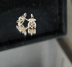 Boucles d'oreilles clous en or massif 14 carats avec diamants naturels taille brillant, style minimaliste de la marque VDS, avec certification tierce partie pour femmes - Product Image 5