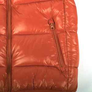 เสื้อแจ็คเก็ตผู้ชายคุณภาพสูง ผ้าแคนวาส คอตั้ง ทรงพัฟเฟอร์ สั่งทำได้ สำหรับฤดูหนาว อุ่นสบาย สีพื้น ผ้าเนื้อดี โลโก้ด้านหน้า สไตล์ไฮสตรีท - Product Image 2