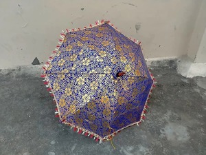 Sombrillas Decorativas de Tela de Seda con Estampado Dorado de Alta Calidad para Decoración de Eventos como Haldi, Mehndi y Sangeet - Product Image 5