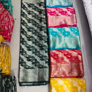 Saree en soie Banarasi tissé à la main exquis avec un travail Zari complexe Fournisseur en gros pour les occasions de mariage et de fête - Product Image 3