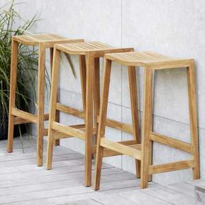 Mitsumi fait de tabouret de bar en bois de teck massif avec finition en bois naturel pour l'intérieur et l'extérieur. - Product Image 1