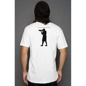 Camiseta de cuello en V con diseño estampado para salir y explorar con tu cámara! - Product Image 2