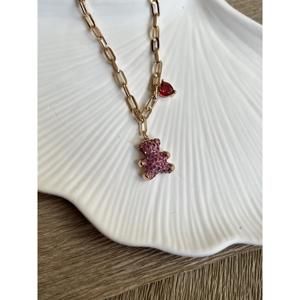 Collana con figura di orsacchiotto con cuore di pietra rosa