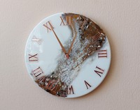 Horloge murale moderne haut de gamme en résine époxy et quartz, faite à la main, avec base en bois, à piles, pour salon