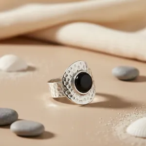 Bague statement en onyx argent martelé pour femmes, incrustation en acier inoxydable avec placage or, design de bague simple et tendance - Product Image 2