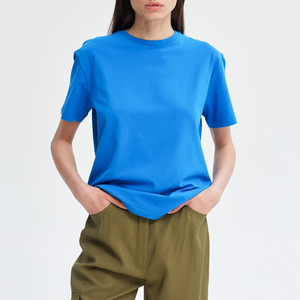 T-shirt pour femme au style urbain charmant, conçu pour un mouvement confortable, avec une forme équilibrée et une présence décontractée moderne - Product Image 3