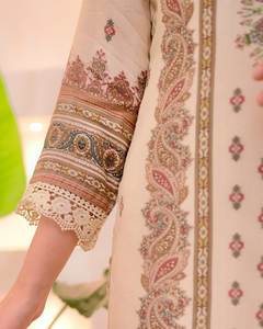 Salwar Kameez en micro-crêpe lourd, imprimé numérique, broderies en dentelle, réversible, moderne, exclusivement pour les fêtes et les mariages - Product Image 3