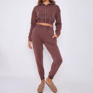 Sudadera con apliques de fabricante, conjunto de chándal con capucha y pantalones de chándal recortados con lavado ácido para mujer - Product Image 1