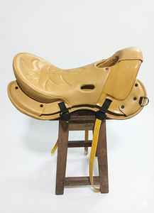 Silla de Montar Inglesa BLUHORSE con Cuero Sintético, Armazón de Fibra, Herrajes Niquelados, Diseño Duradero - Product Image 6