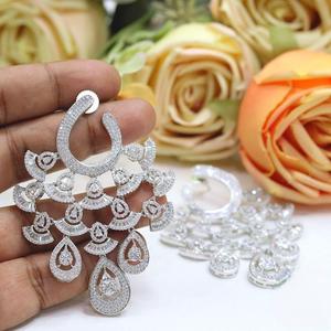Boucles d'oreilles élégantes en laiton plaqué or et argent de qualité supérieure avec zircon pour femmes, idéales pour les mariages - Product Image 2