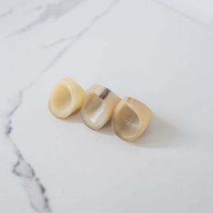 Anillo de Cuerno de Búfalo Pulido, Joyería para Fiestas, Bodas y Aniversarios, Color Natural, Gran Venta - Product Image 1