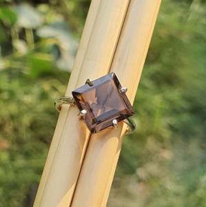 แหวนเงินแท้ 925 ประดับพลอยควอตซ์ดิบ ฝังแบบ Bezel Setting ได้รับการรับรองจาก IEC สำหรับคริสเตียน แหวนหรูสำหรับผู้หญิง เหมาะสำหรับงานหมั้น งานแต่งงาน และวันครบรอบ - Product Image 2