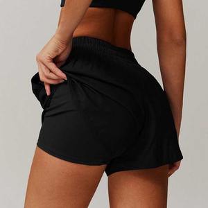 Pantalones cortos de entrenamiento de gimnasio de cintura elástica cómodos con logotipo personalizado con pantalones cortos de correr de alto rendimiento de secado rápido para mujer - Product Image 3