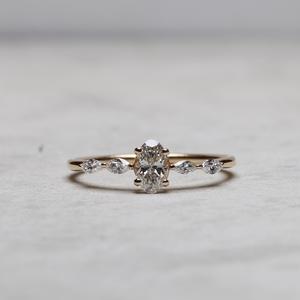 Anillo de compromiso de diamante de moissanita de corte ovalado de 6x4mm en oro | Joyería de Boda nupcial de piedra lateral delicada - Product Image 1